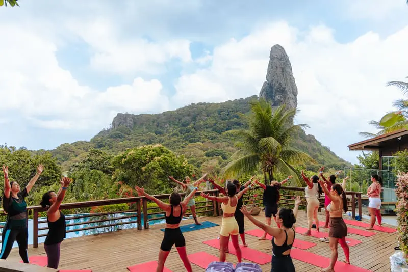 Atividade de bem-estar integra a programação do Noronha Weekend em Fernando de Noronha. Crédito: Divulgação