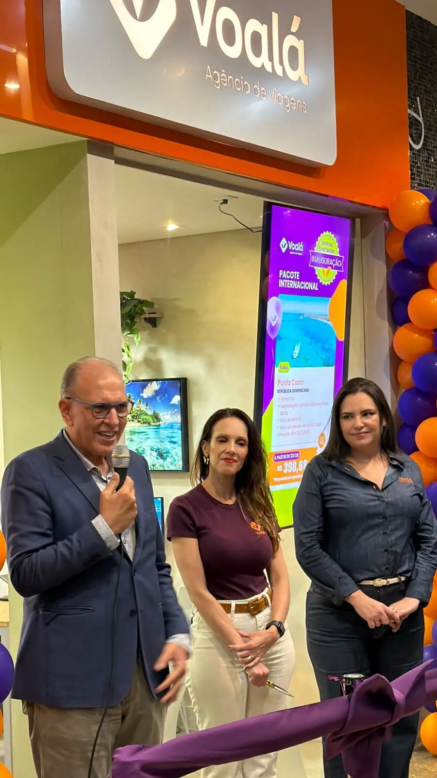 Carlos Eduardo Pereira, diretor executivo da Voalá, ao lado de Liliane Magalhães de Misquita, coordenadora de Vendas, e Juliana Lanza, supervisora de Vendas da unidade de Belo Horizonte. Crédito: Divulgação