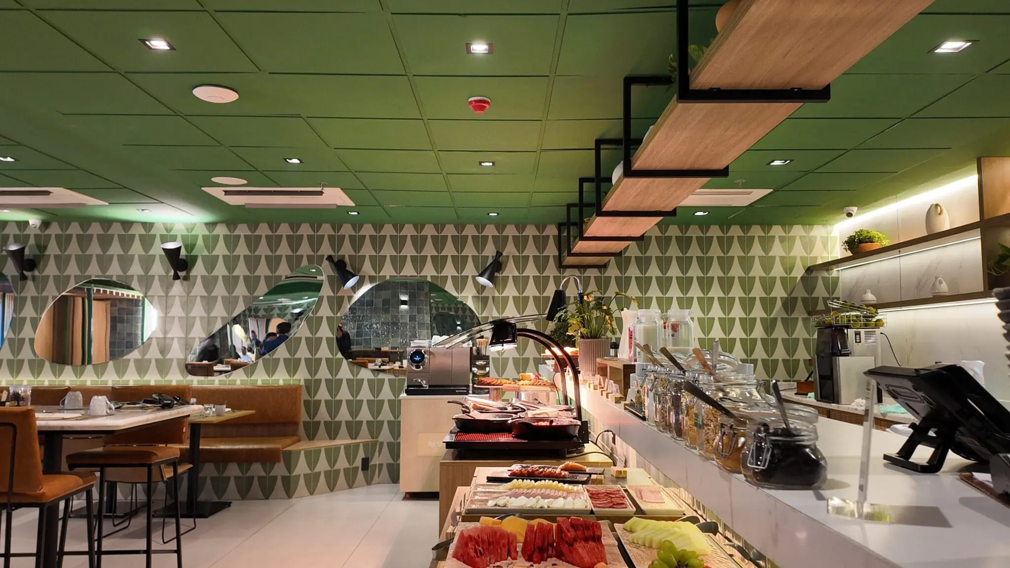 Café da manhã em sistema de bufê é um dos serviços oferecidos pelo Grand Mercure São Paulo Pinheiros (Crédito: Divulgação)