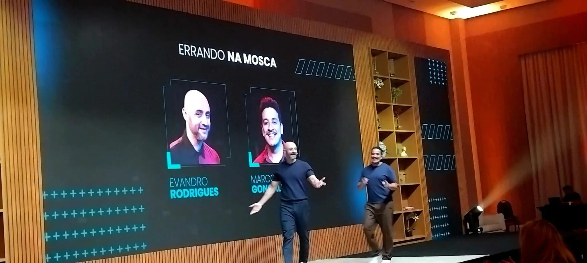 Evandro Rodrigues e Marco Gonçalves durante a apresentação “Errando na Mosca”, no Eventos em Off 2026. Crédito: Denis Rugeri