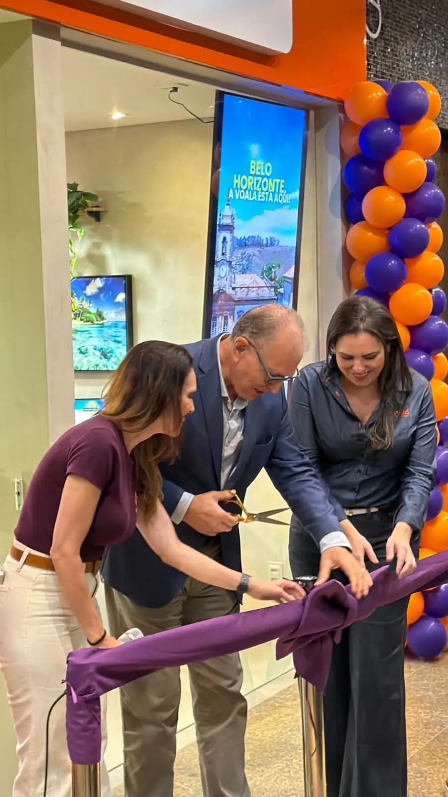 Equipe da Voalá participa do tradicional corte da fita durante a inauguração da nova loja no Shopping 5ª Avenida, em Belo Horizonte. Crédito: Divulgação