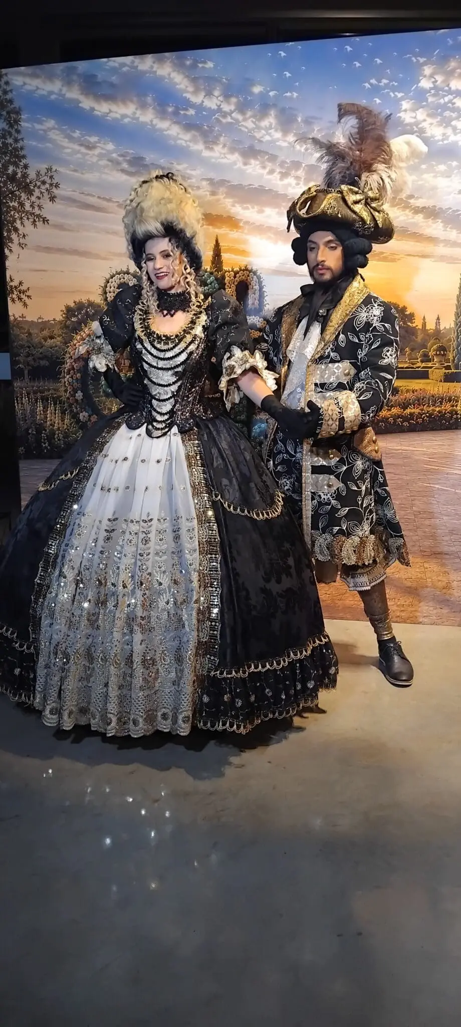 Personagens caracterizados integram a ambientação do Baile de Máscaras durante o Eventos em Off 2026. - Crédito: Denis Rugeri