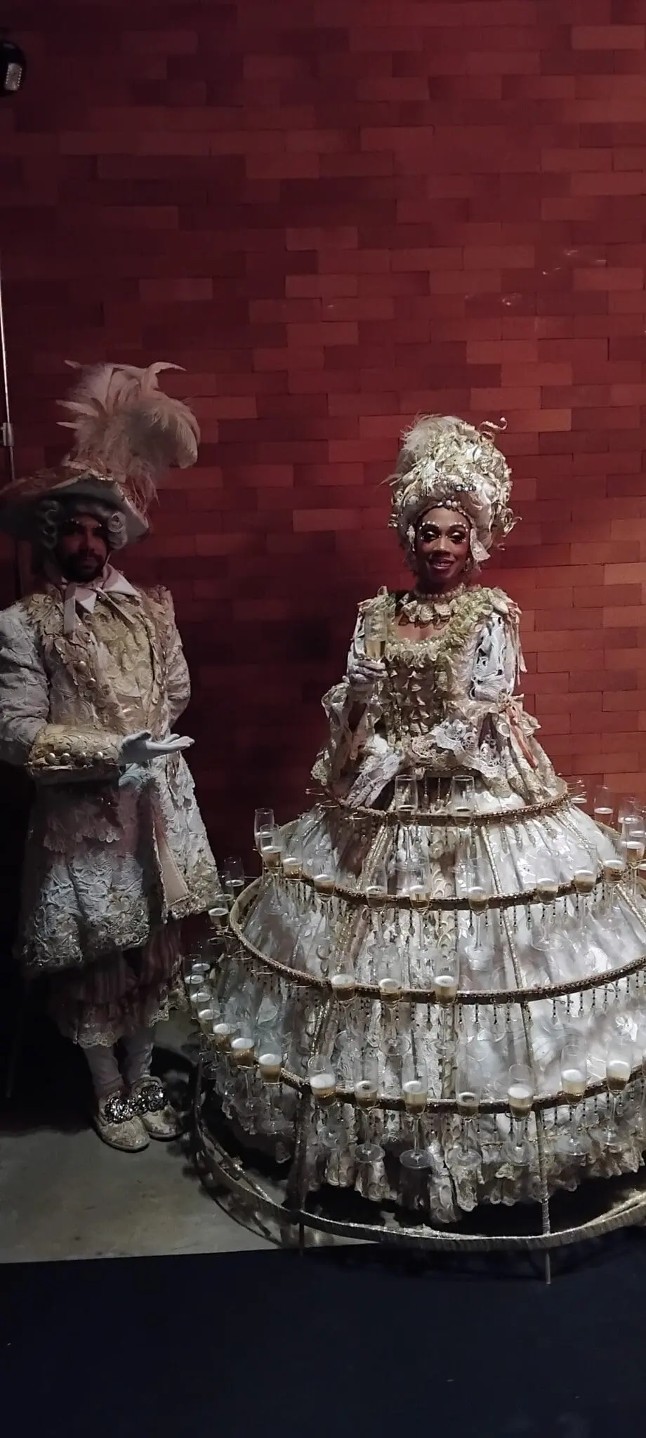 Personagens caracterizados recepcionam os convidados durante o Baile de Máscaras que abriu a programação do Eventos em Off 2026. - Crédito: Denis Rugeri