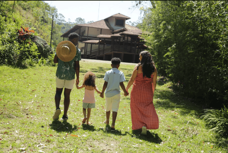 Família aproveita a área verde do Vale Encantado Eco Park & Hotel, em Biritiba-Mirim (SP). Crédito: Site oficial do Vale Encantado Eco Park & Hotel