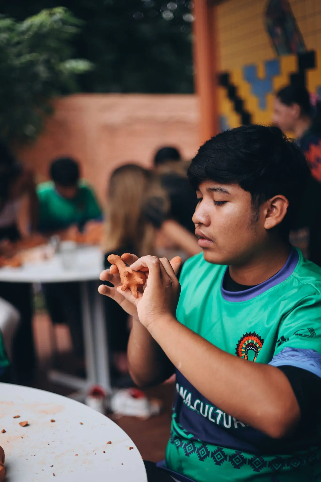 Participante desenvolve peça artística durante oficina realizada com jovens da comunidade Avá-Guarani. Crédito: Divulgação Hotel das Cataratas