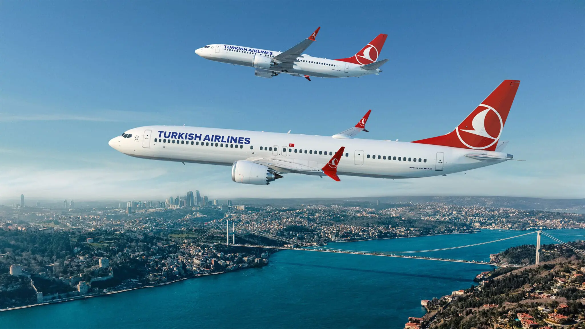 Aeronaves da Turkish Airlines sobrevoam Istambul; companhia fechou acordo para até 150 unidades da família Boeing 737 MAX. Crédito: Divulgação