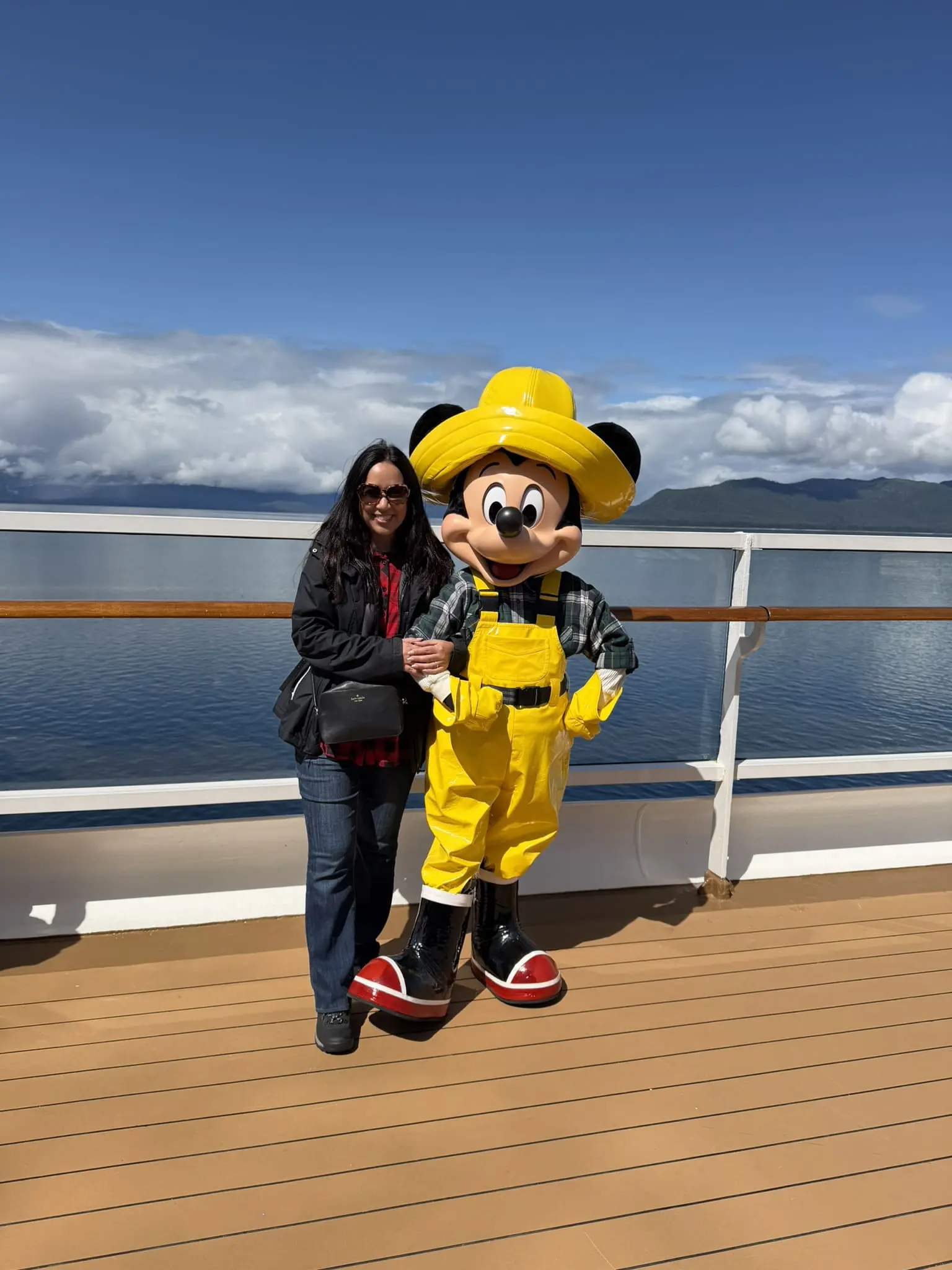 Luciana com o Mickey no Alasca - Crédito: divulgação
