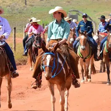 Cavalgada em grupo proporciona contato direto com as paisagens naturais de Mato Grosso do Sul (Crédito: @visitmsoficial)