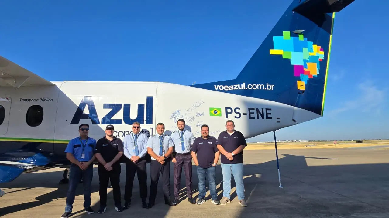 Equipe posa ao lado do PS-ENE, primeiro Cessna SkyCourier da Azul Conecta, antes do traslado para o Brasil. Crédito: divulgação
