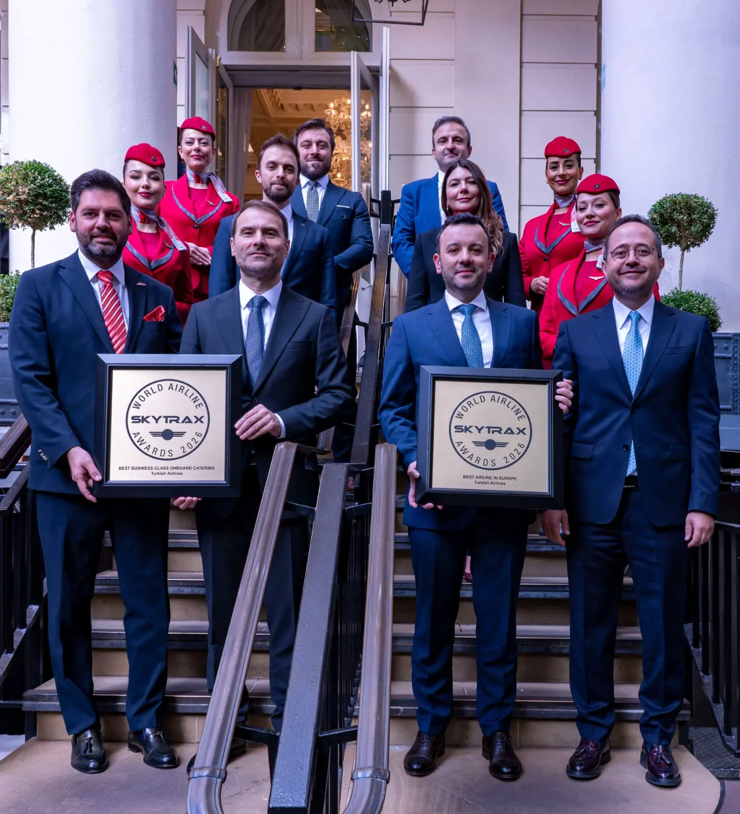Representantes e tripulantes da Turkish Airlines celebram os prêmios recebidos durante o Skytrax World Airline Awards 2026, em Londres. Crédito: Divulgação