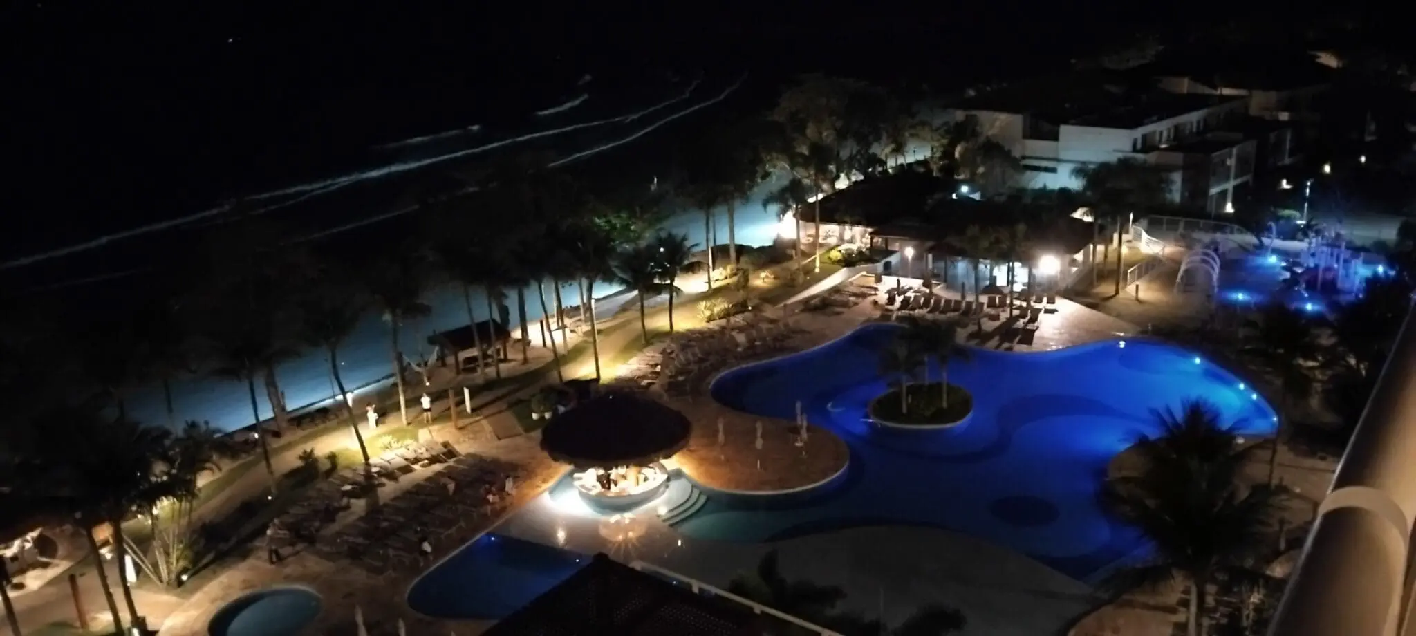Vista a noite da suíte para as piscinas e mar - Crédito: Denis Rugeri