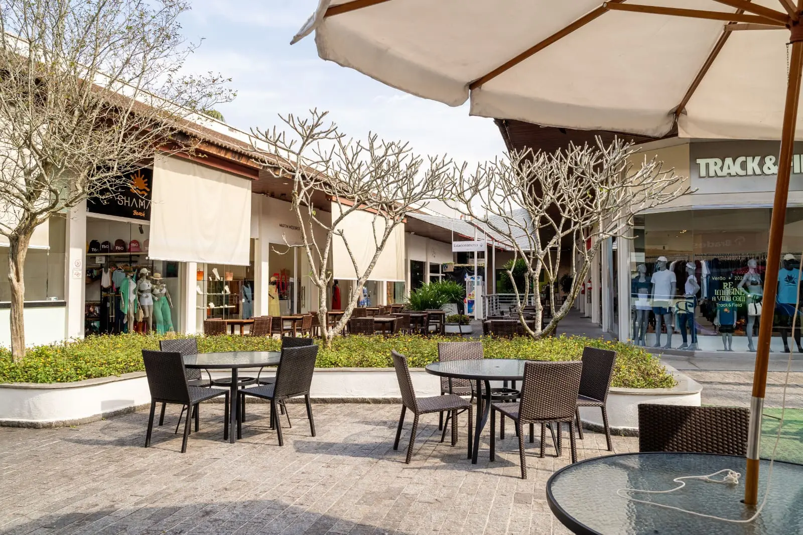 Villa Jequitimar reúne lojas e serviços em uma área de compras integrada ao complexo do resort — Foto: Divulgação