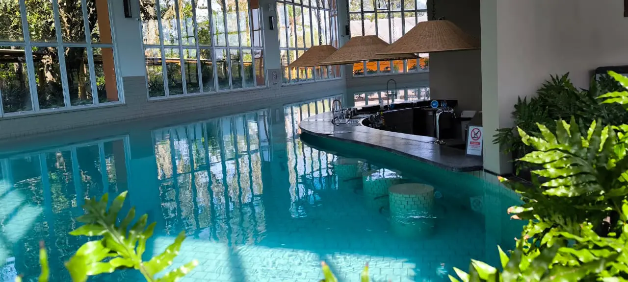 Piscina interna com água aquecida integra a estrutura de lazer do Grand Carimã Resort. Crédito: Divulgação