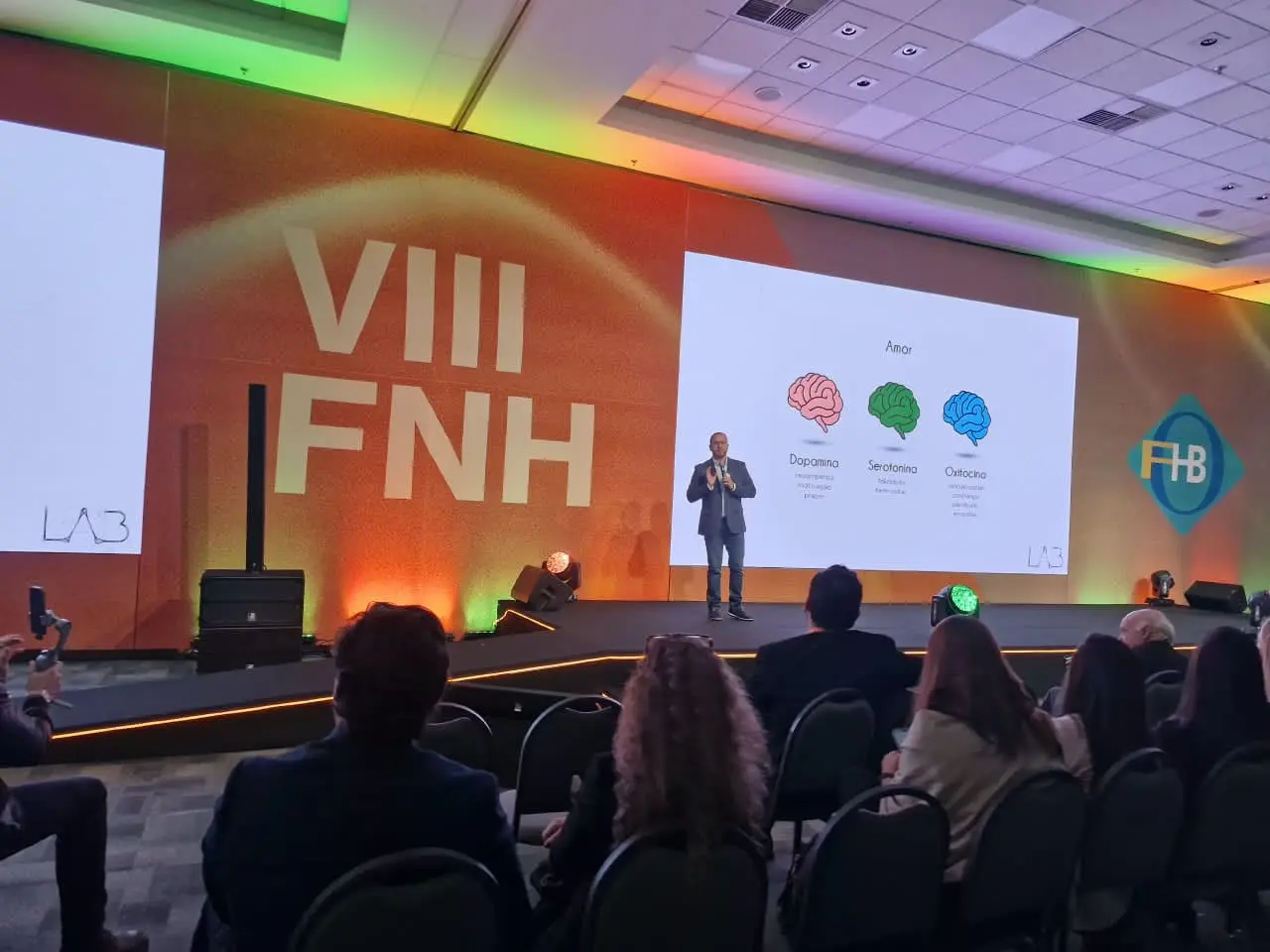 Durante o 8º FNH, Lorí Crízel abordou como percepção, ambiente e experiência podem orientar investimentos na hotelaria — Crédito: Bruno Almeida / DT