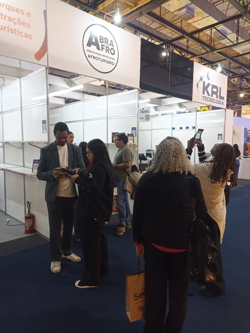 Visitantes conhecem o estande da Abrafro na 63ª Equipotel, em São Paulo, que destaca a inclusão racial e a diversidade na hospitalidade — Foto: Zaqueu Rodrigues