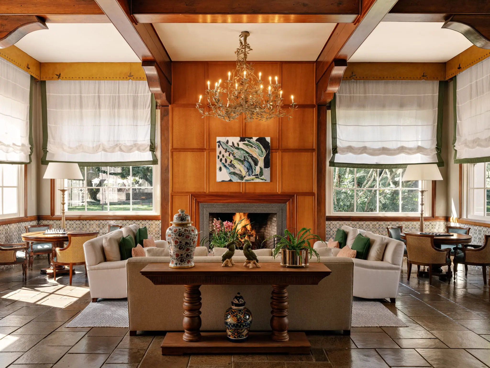 Ambiente interno do Hotel das Cataratas, A Belmond Hotel, em Foz do Iguaçu, combina elementos clássicos e vista para a área verde do Parque Nacional do Iguaçu. Crédito: Divulgação