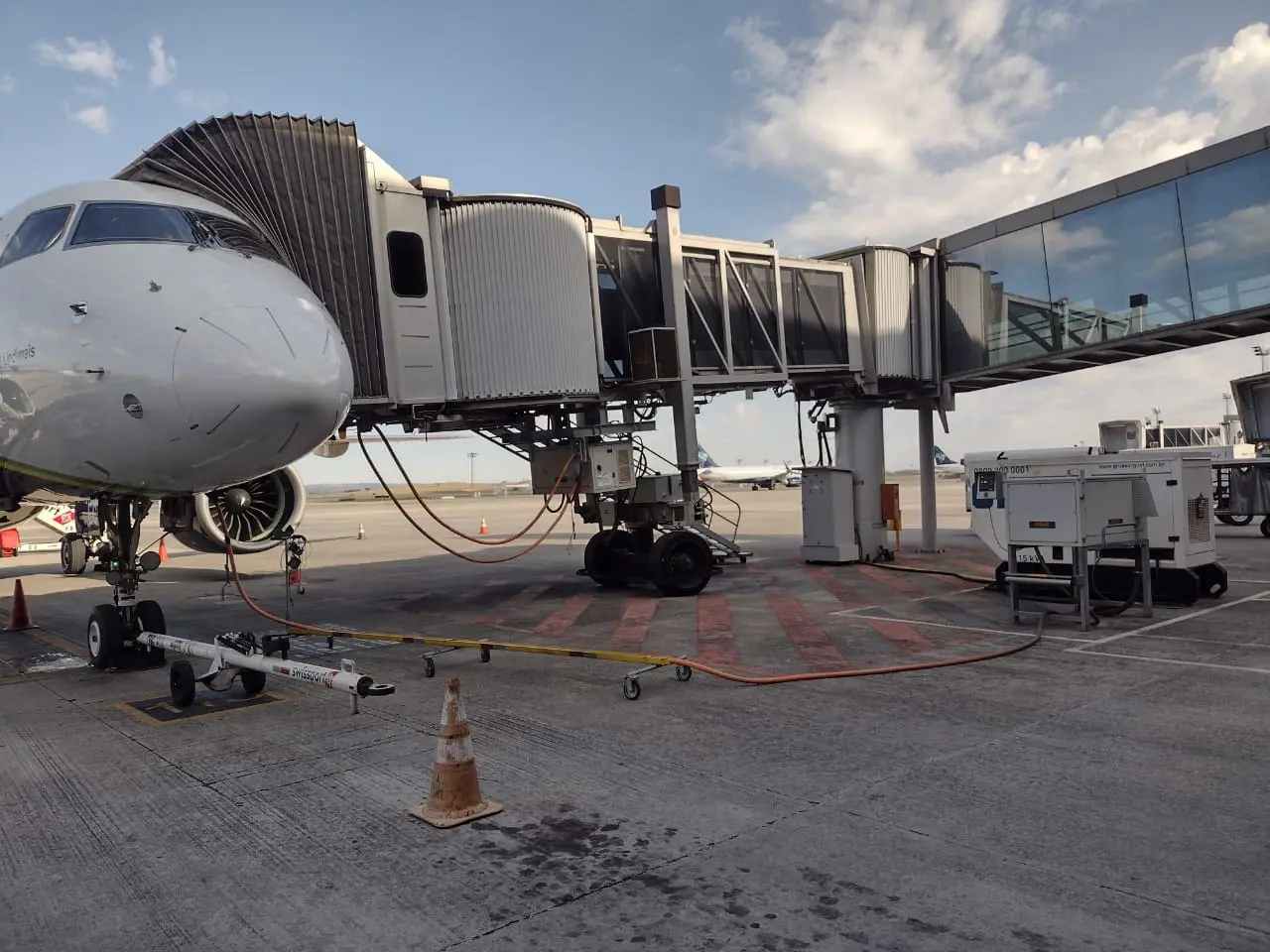 Sistema 400Hz + PCA do BH Airport permite fornecer energia elétrica e climatização às aeronaves em solo, reduzindo o uso de diesel e evitando a emissão de pelo menos 563 toneladas de CO₂ equivalente por ano. (Crédito: Divulgação/BH Airport)