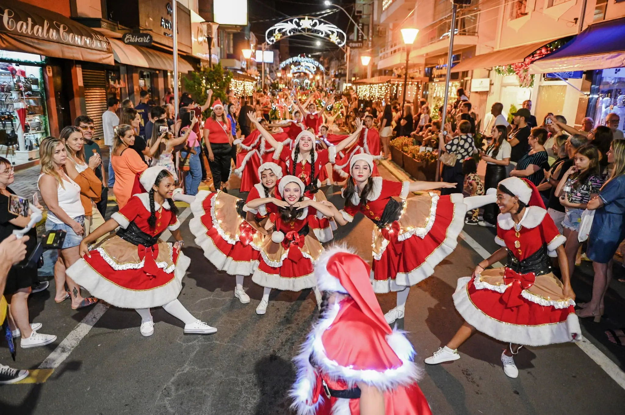 Paradas de Natal levam apresentações artísticas e personagens natalinos às ruas de Serra Negra, atraindo moradores e turistas durante as celebrações de fim de ano. (Crédito: Divulgação / Prefeitura de Serra Negra)