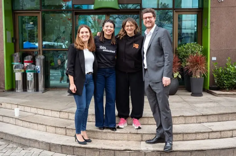 Raphaelle Chiapolino, Vice-Presidente Global da Marca ibis; Laís Souza, Gerente de Diversidade e Inclusão da Accor; Fayza Lamari, Presidente da Inspired By KM; e Jacques De Laboulaye, Vice-Presidente Heartist Solidarity da Accor - Crédito: divulgação