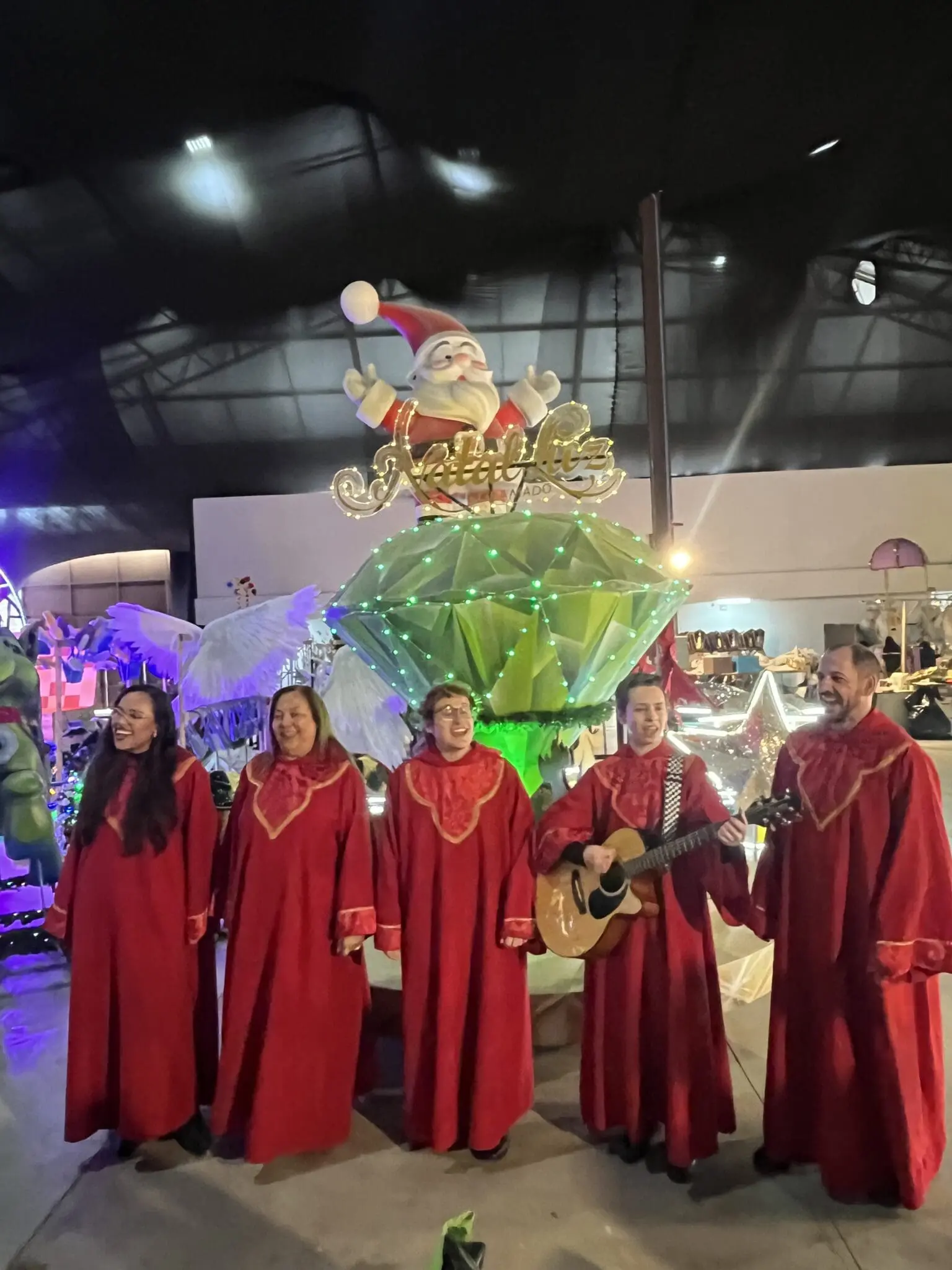 Música e personagens natalinos compõem a atmosfera do Natal Luz de Gramado. Foto: Divulgação