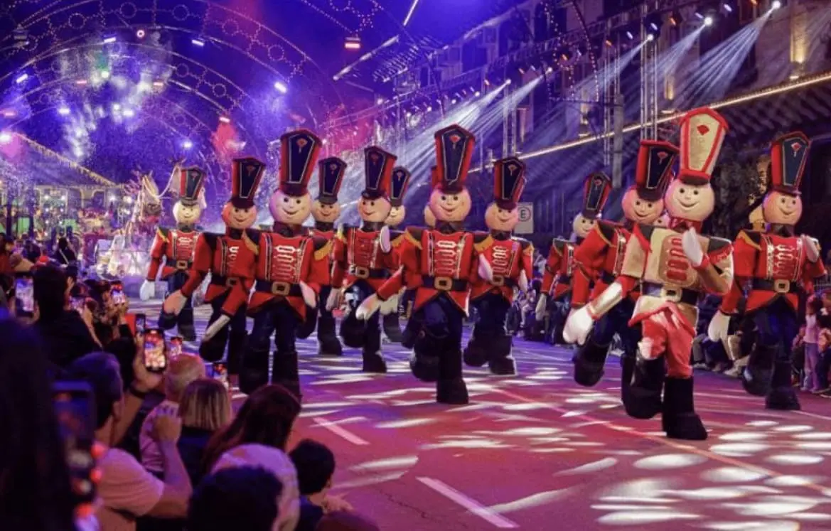 Soldadinhos e efeitos de iluminação dão vida ao desfile natalino em Gramado. Foto: Divulgação