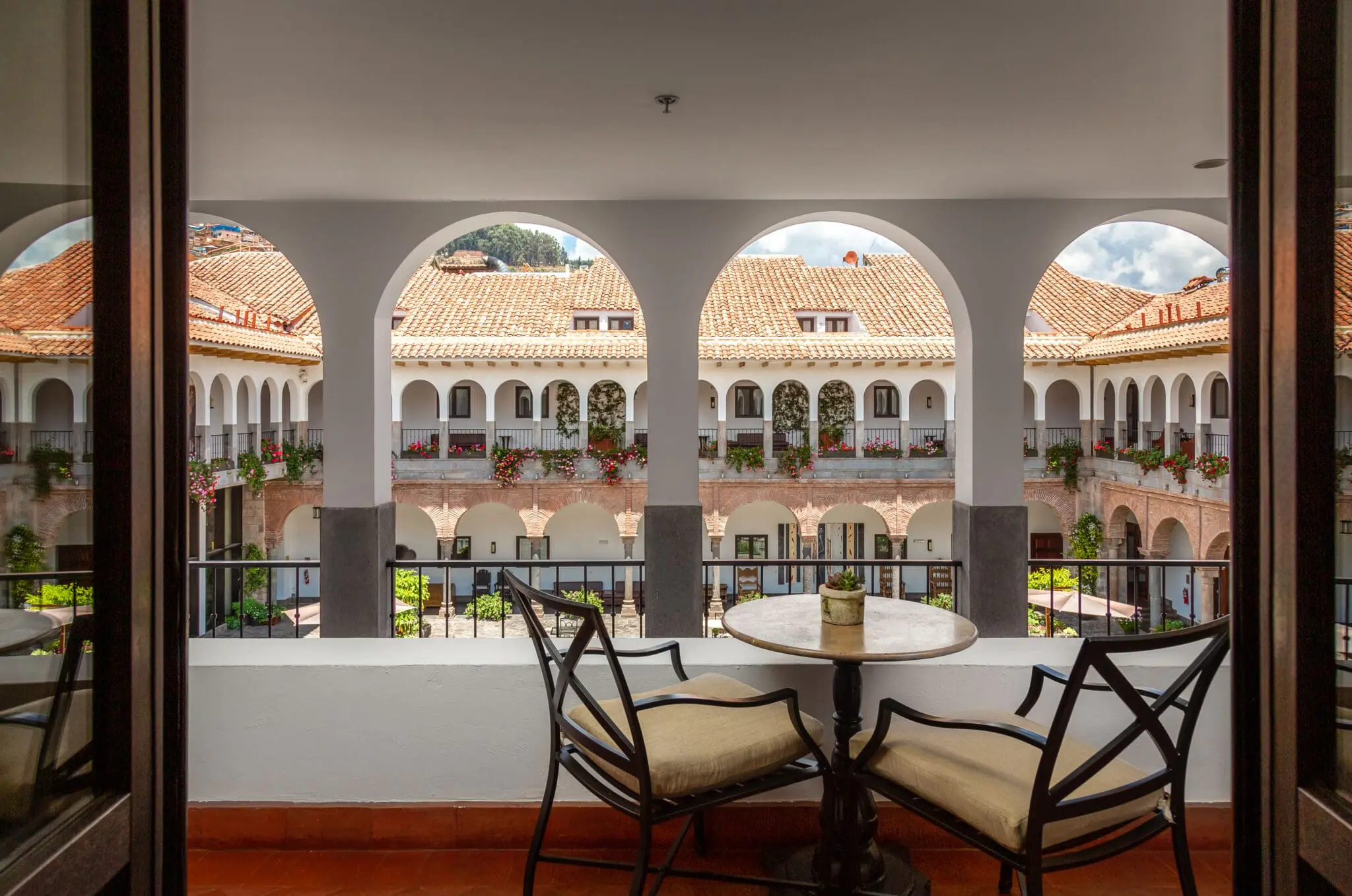 Arcos e elementos da arquitetura colonial marcam os espaços do JW Marriott El Convento Cusco, instalado em um antigo convento do século XVI. (Crédito: Divulgação)