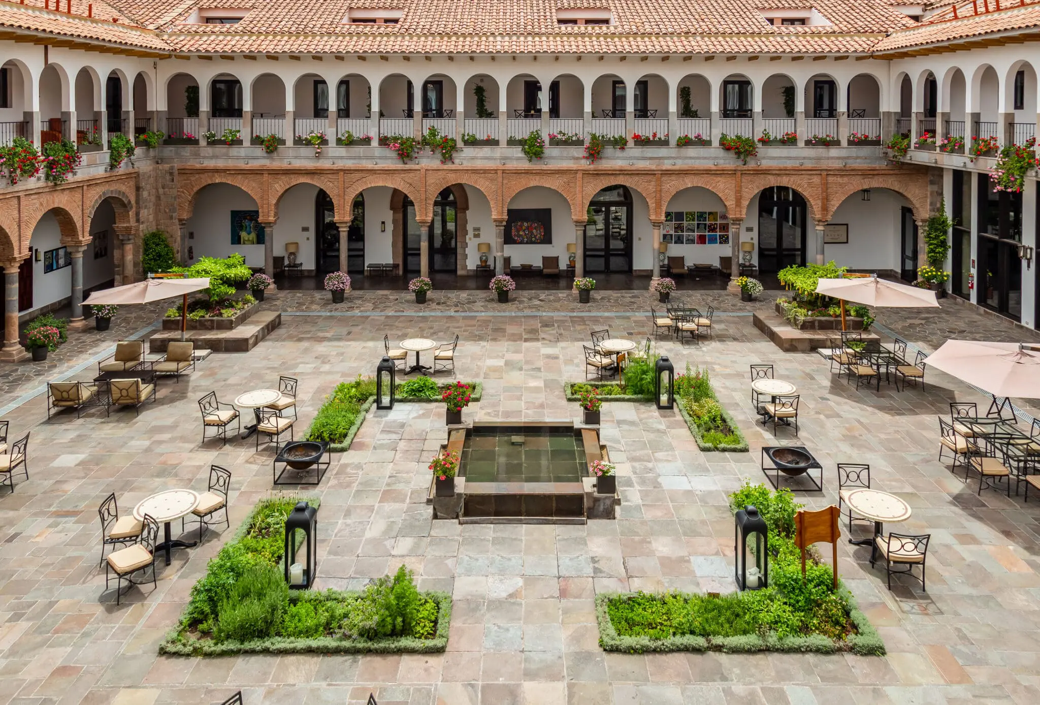 Pátio interno do JW Marriott El Convento Cusco preserva características arquitetônicas do antigo convento e reúne espaços de convivência ao ar livre. (Crédito: Divulgação)