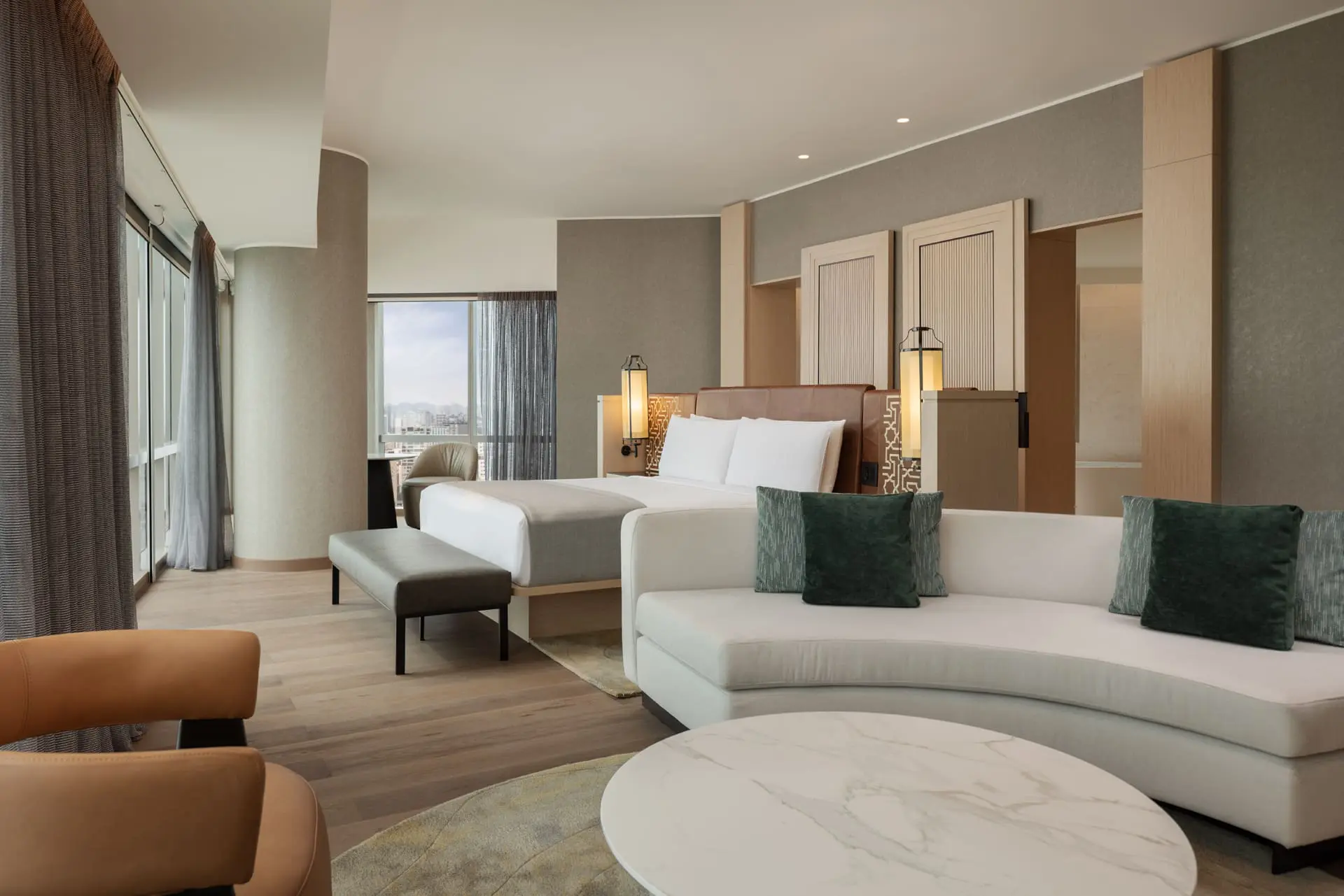 Acomodação do JW Marriott Lima combina ambientes amplos, decoração contemporânea e vista para a capital peruana. (Crédito: Divulgação)
