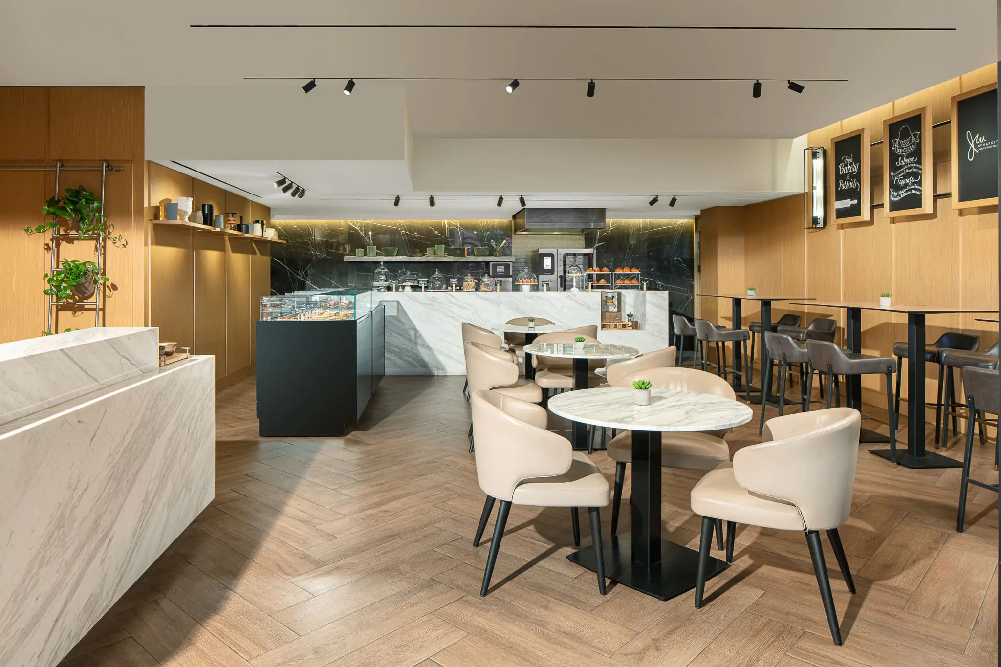 O JW Market, no JW Marriott Lima, oferece opções de cafés, confeitaria e refeições leves em um ambiente contemporâneo. (Crédito: Divulgação)