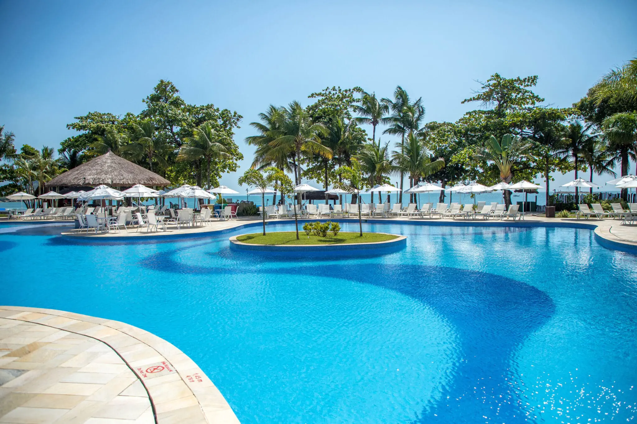 Piscina do Hotel Jequitimar Guarujá Resort & SPA, na Praia de Pernambuco, no Guarujá (SP). Crédito: Divulgação