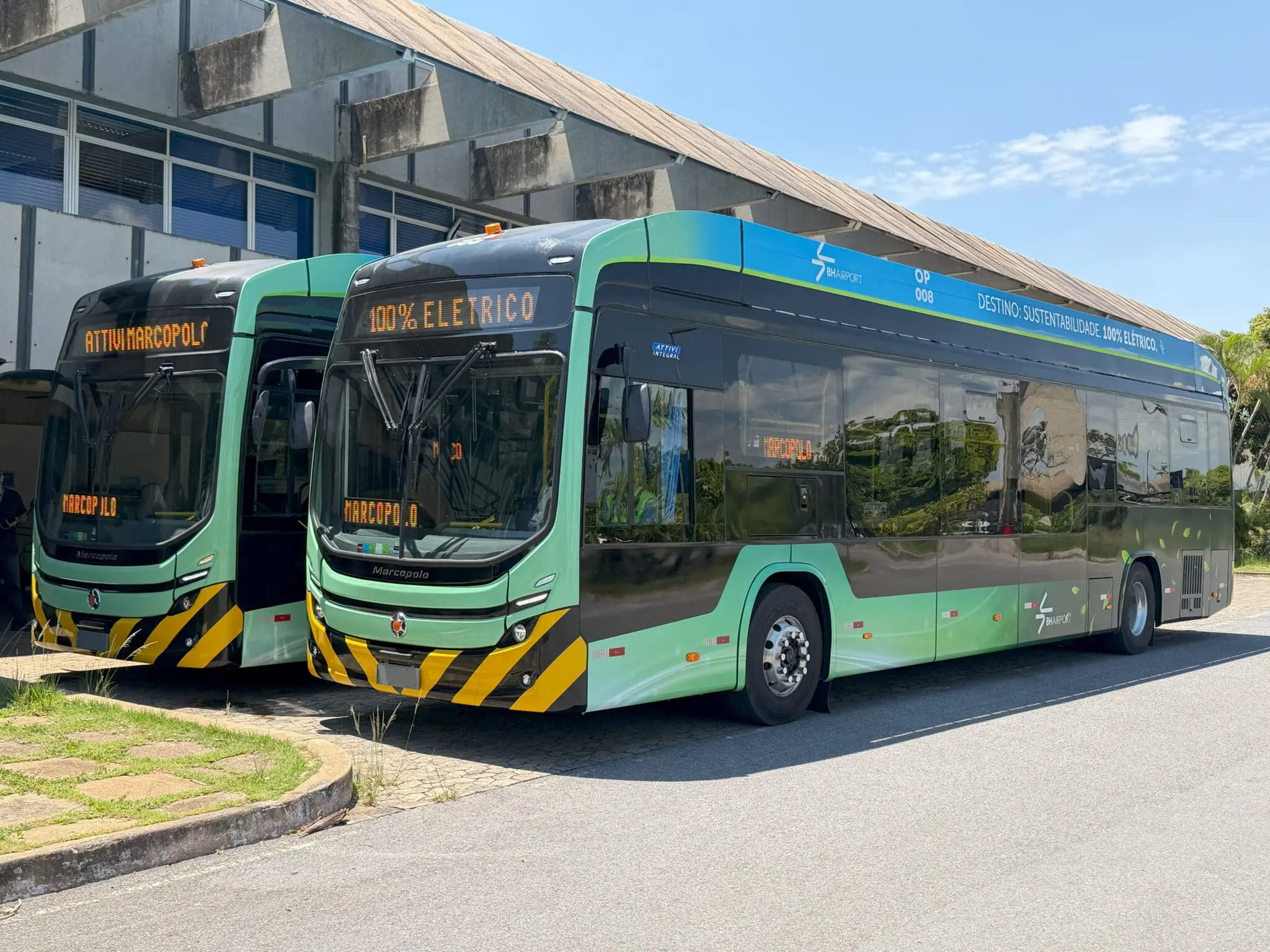 Ônibus elétricos integram a estratégia de sustentabilidade do BH Airport, que pretende realizar todos os embarques e desembarques remotos com veículos elétricos até 2030. (Crédito: Divulgação/BH Airport)
