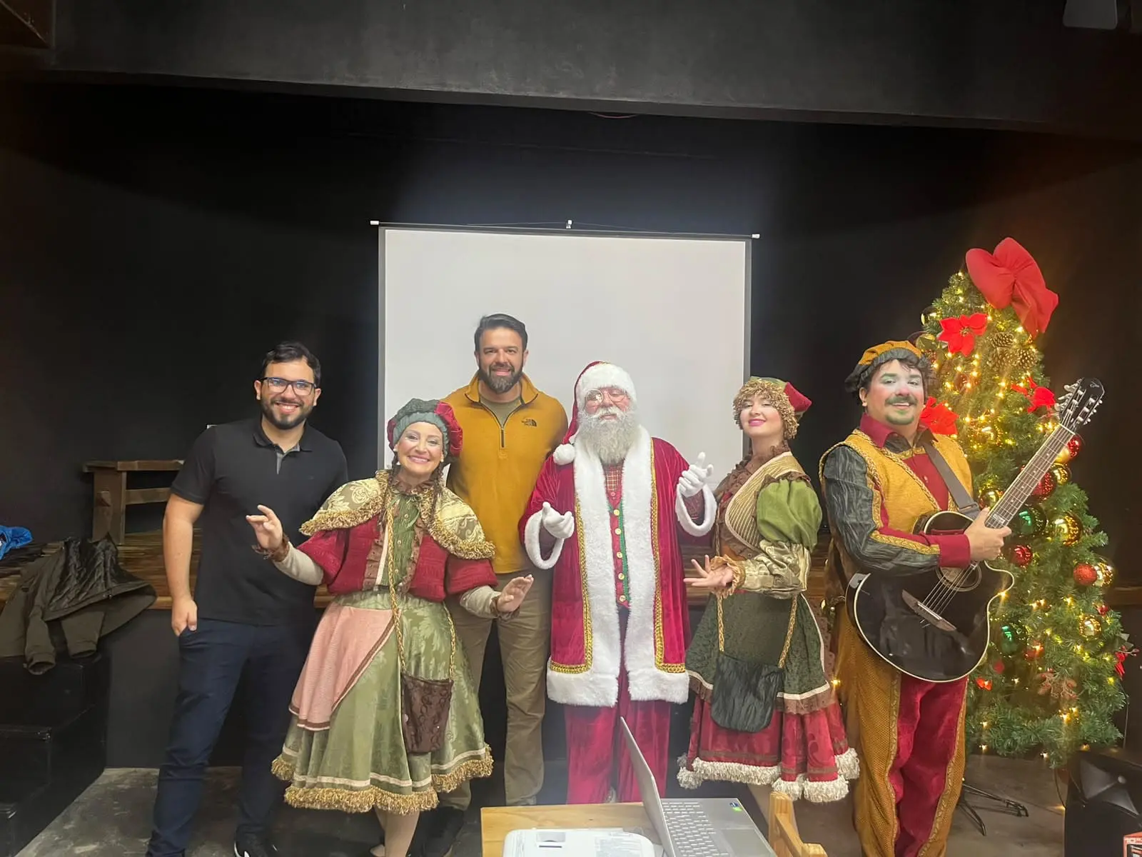 Representantes do evento e artistas caracterizados celebram os preparativos para o Sonho de Natal 2026, que terá mais de 300 apresentações. (Crédito: Divulgação)