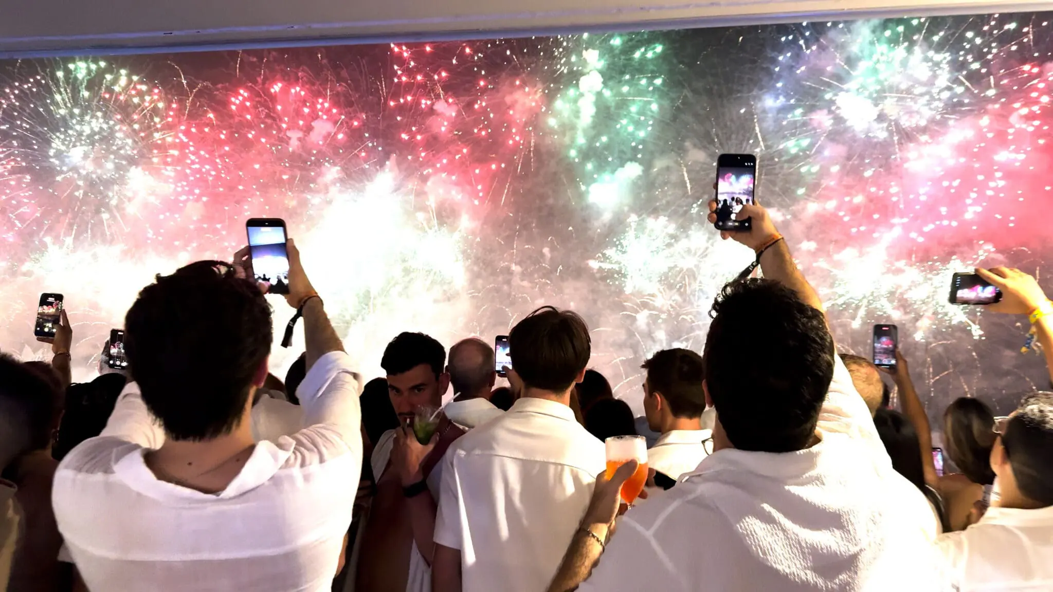 Convidados acompanham e registram a tradicional queima de fogos de Copacabana durante a festa de Réveillon no Pestana Rio Atlântica. (Crédito: Divulgação)