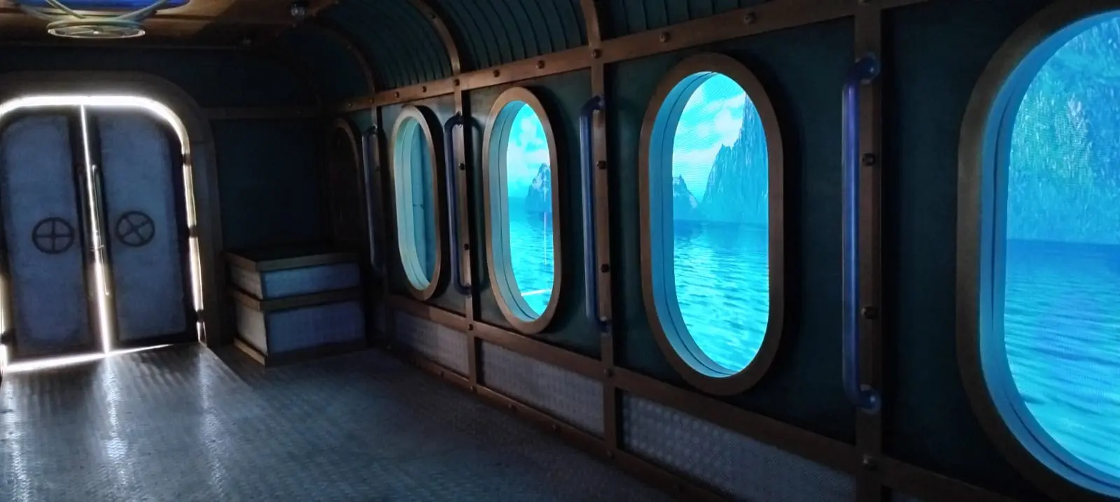 Ambiente inspirado em um submarino marca o início da experiência no Aqualume, com recursos visuais que transportam os visitantes ao universo marinho. (Crédito: Denis Rugeri / DT)