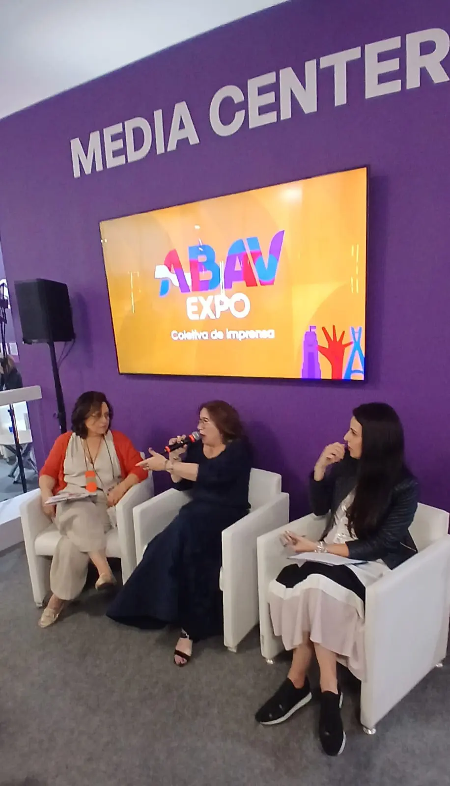 Ana Carolina Medeiros apresenta o balanço da ABAV Expo 2026 durante coletiva de imprensa no último dia da feira. Crédito: Paulo Atzingen / DT