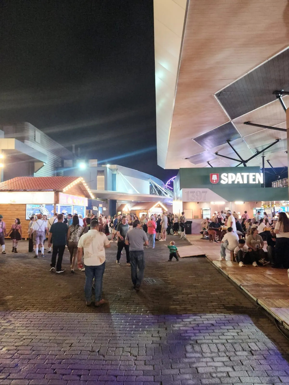 Visitantes circulam pelos espaços da Oktoberfest de Blumenau, que reúne gastronomia, música e atrações culturais. Crédito: Reinaldo Canto