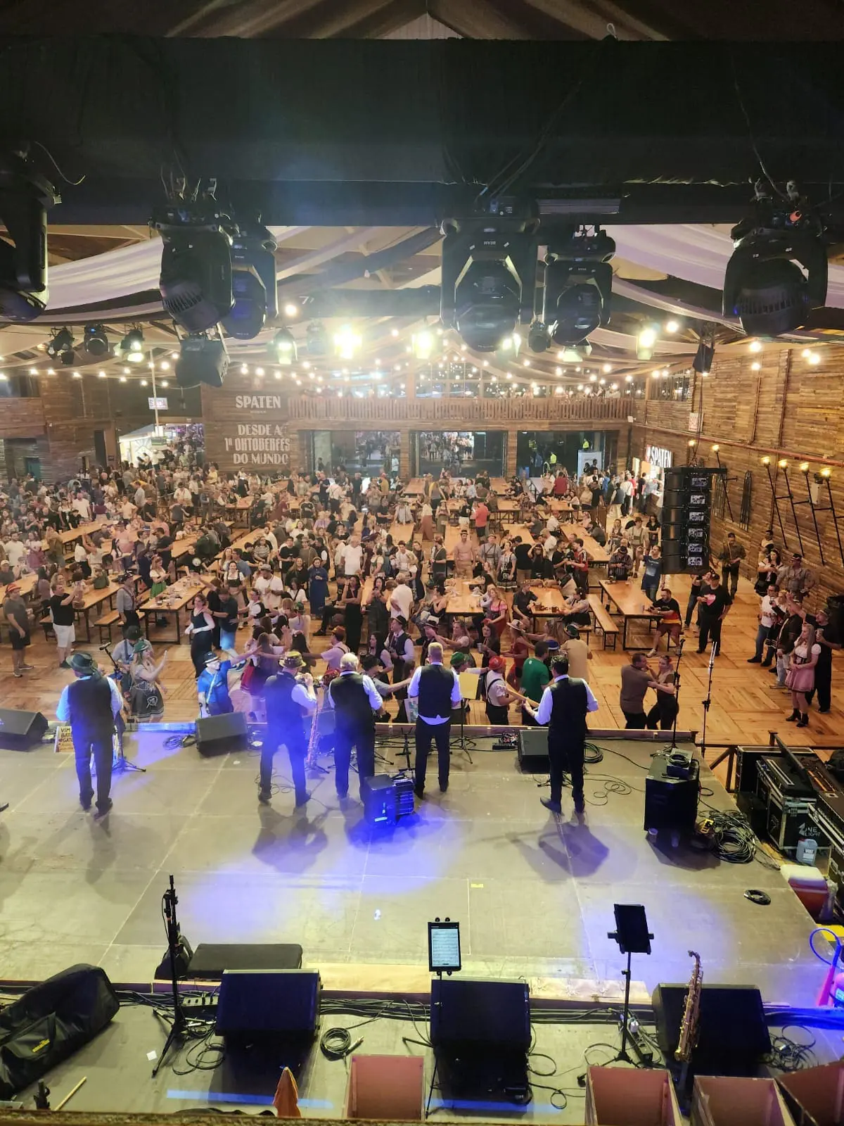 Apresentações musicais e danças típicas animam o público nos pavilhões da Oktoberfest de Blumenau. Crédito: Reinaldo Canto