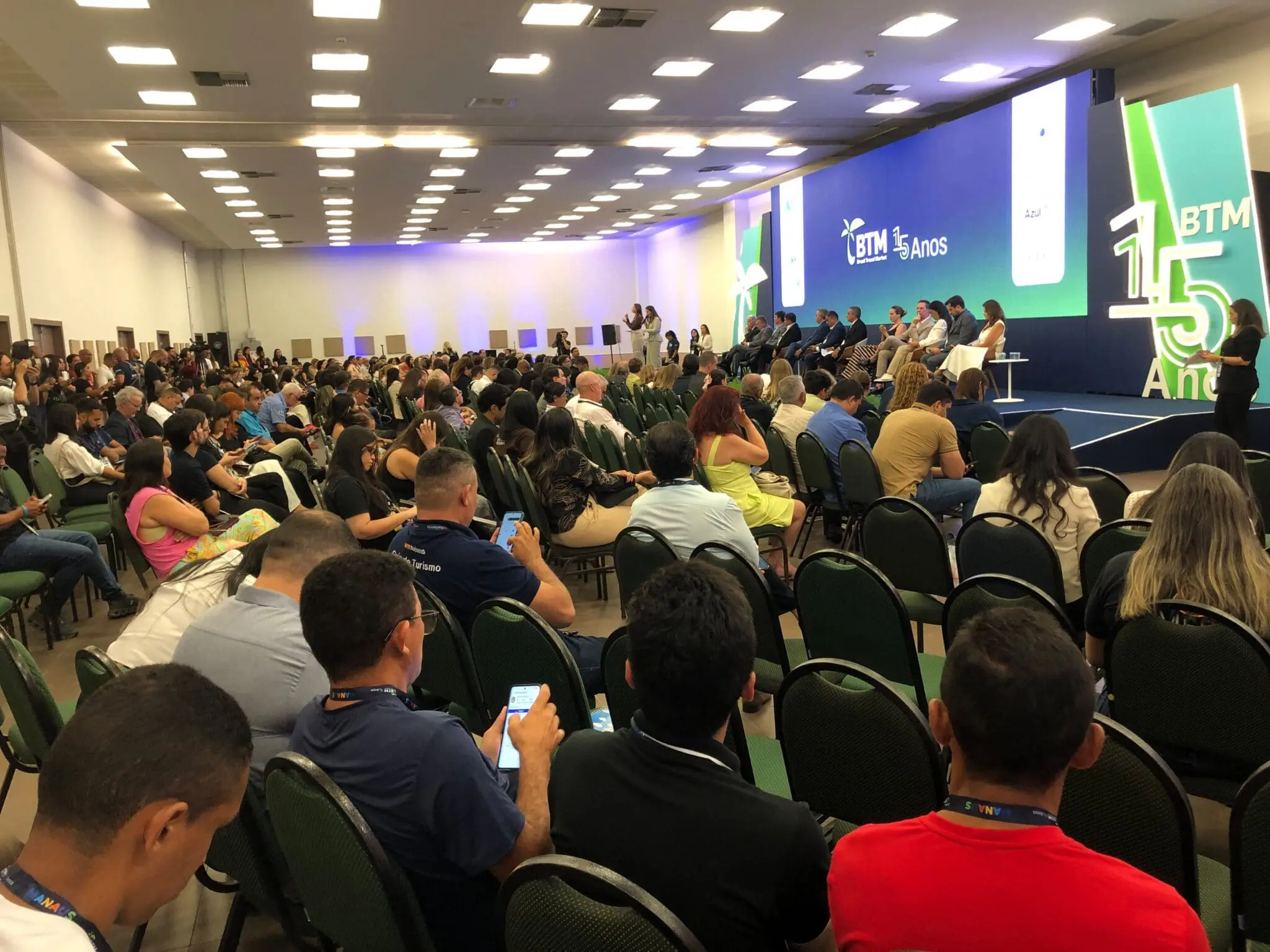 Público acompanha a solenidade de abertura da 15ª edição do BTM Brazil Travel Market, realizada em Fortaleza (CE). (Crédito: Paulo Atzingen/DT)