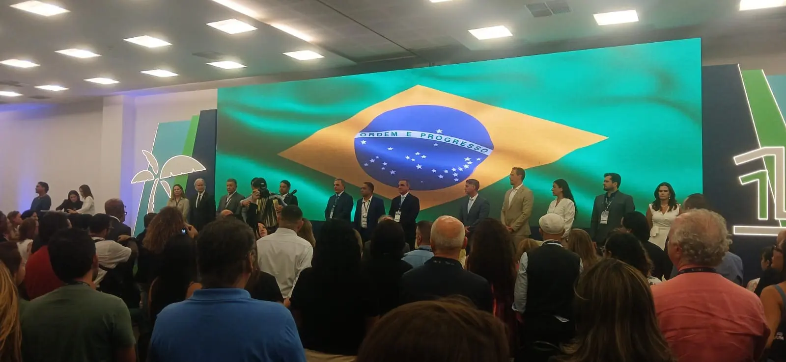 Autoridades e representantes do setor turístico participam da cerimônia de abertura do BTM 2026, no Centro de Eventos do Ceará. (Crédito: Paulo Atzingen/DT)