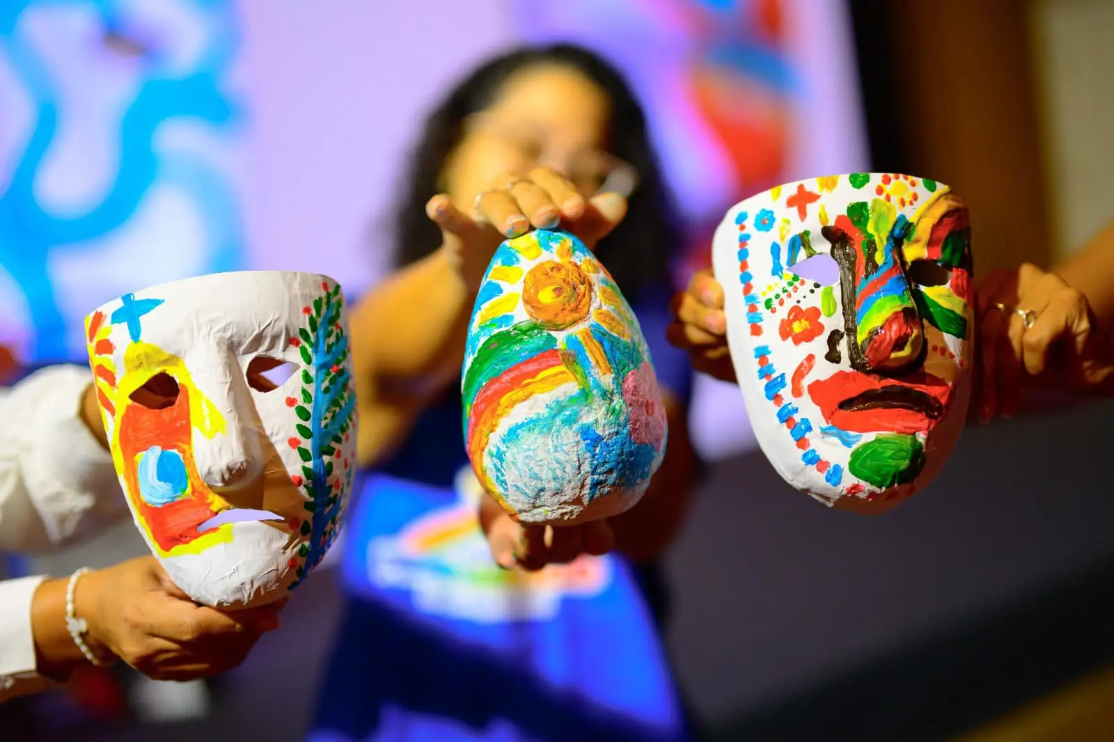 Máscaras e peças de papel machê produzidas por artesãos pernambucanos integram as experiências culturais oferecidas aos participantes do roadshow da Empetur. (Crédito: Divulgação)