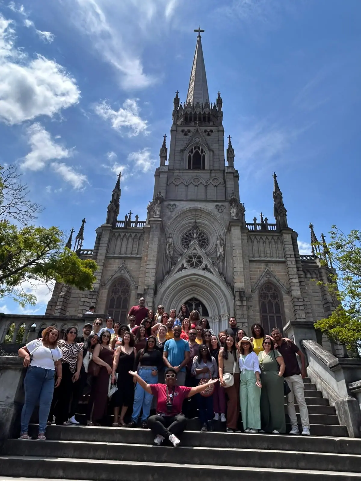 A guia de turismo Raquel Neves reúne visitantes em frente à Catedral de São Pedro de Alcântara, em Petrópolis (RJ), durante roteiro que valoriza a história e o patrimônio cultural da cidade. (Crédito: Arquivo Pessoal/Raquel Neves)