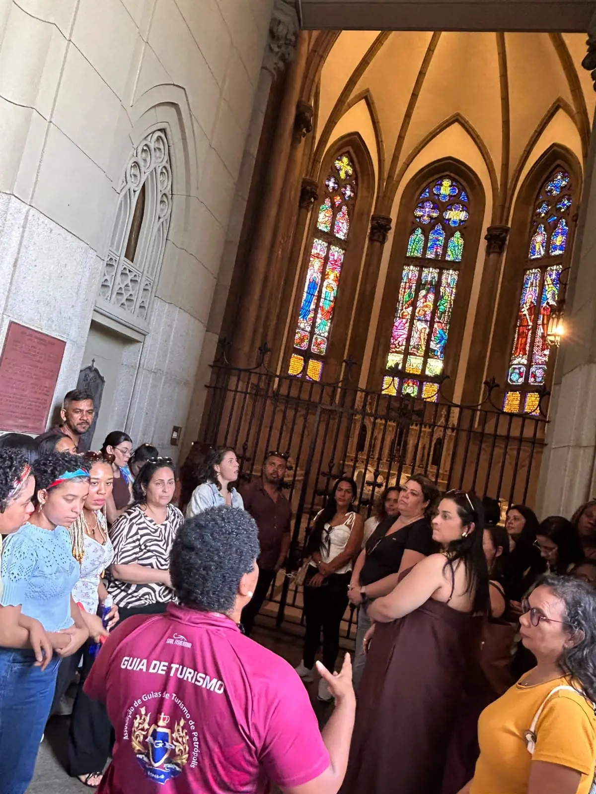 Raquel Neves conduz visita guiada pelo interior da Catedral de São Pedro de Alcântara, apresentando aos turistas aspectos históricos e culturais de Petrópolis. (Crédito: Arquivo Pessoal/Raquel Neves)