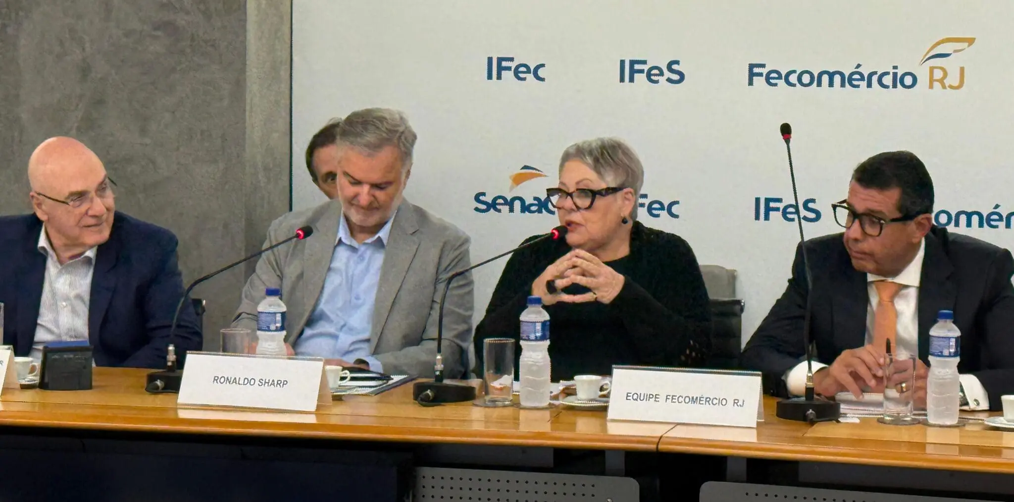 Mesa de debates: Especialistas participam de reunião da Fecomércio RJ sobre redução da jornada de trabalho, custos operacionais e o papel da negociação coletiva na adaptação das empresas. (Crédito: Divulgação/Fecomércio RJ)