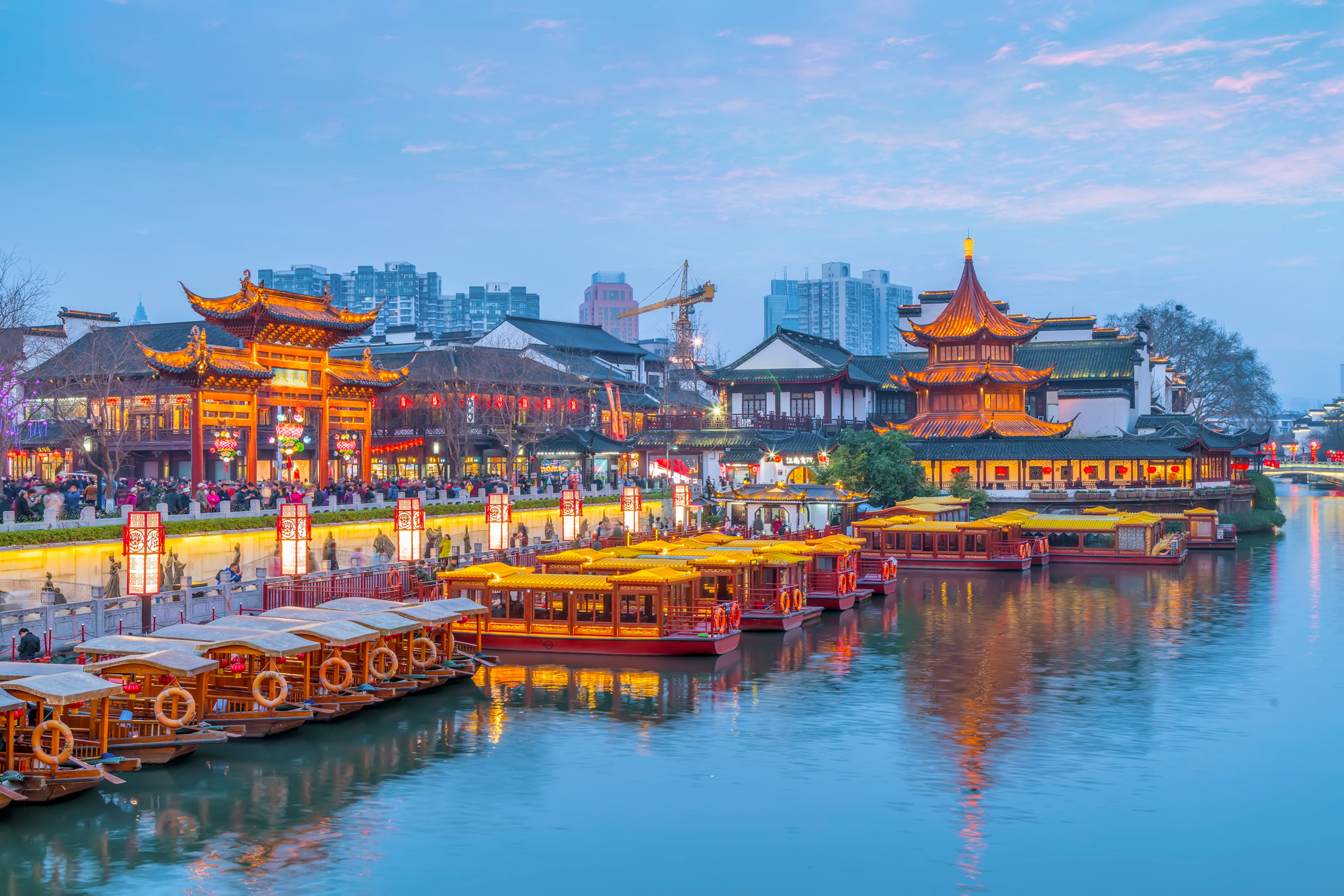 Paisagens históricas e metrópoles futuristas fazem da China um dos destinos asiáticos em alta entre brasileiros, com entrada facilitada e isenção de visto por até 30 dias. Crédito: Freepik