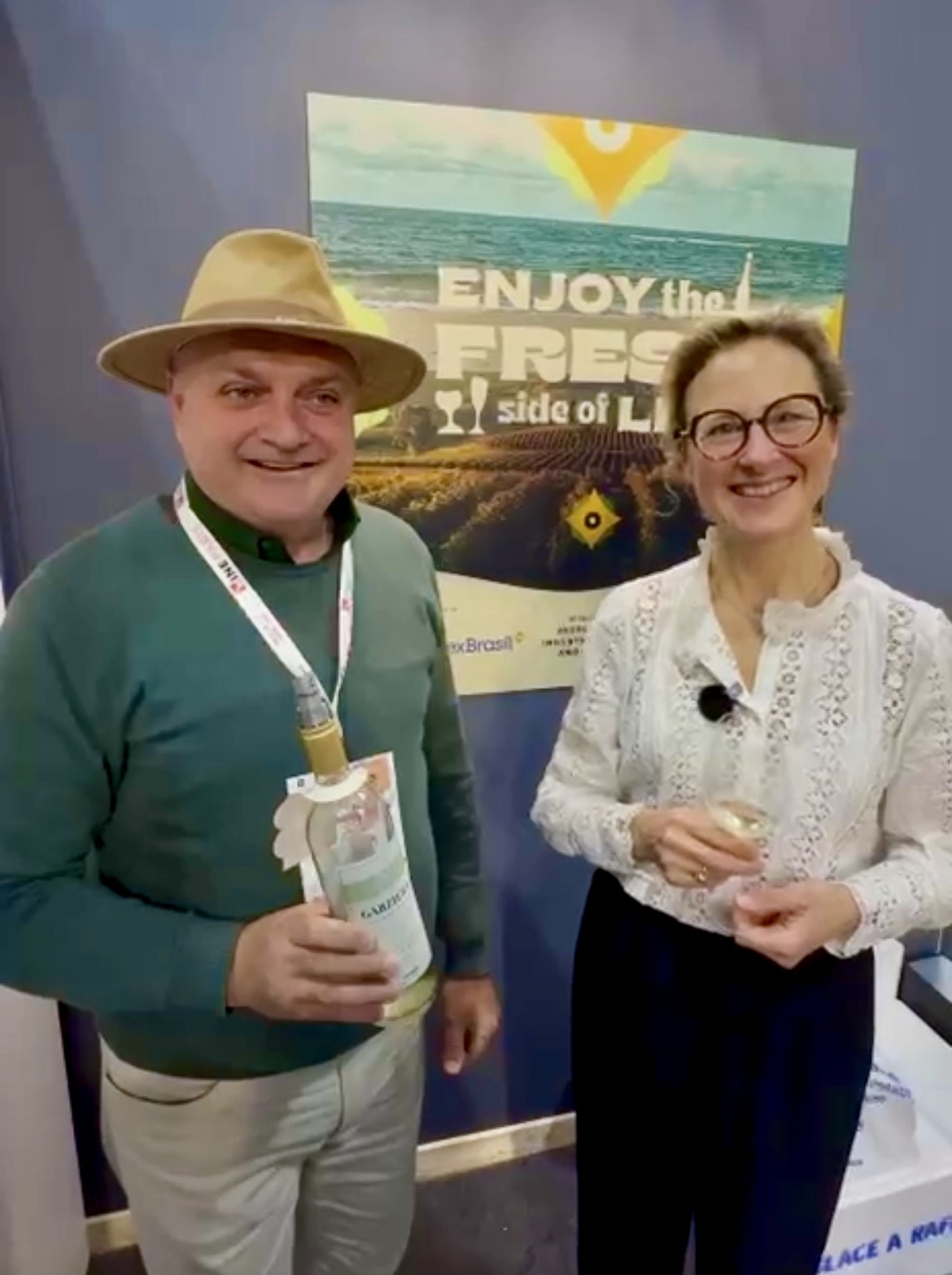 Cesar Bladasso e Mathilde Pfeiffer brindando pelo frescor e a alegrai do vinho brasileiro. - Wine Paris