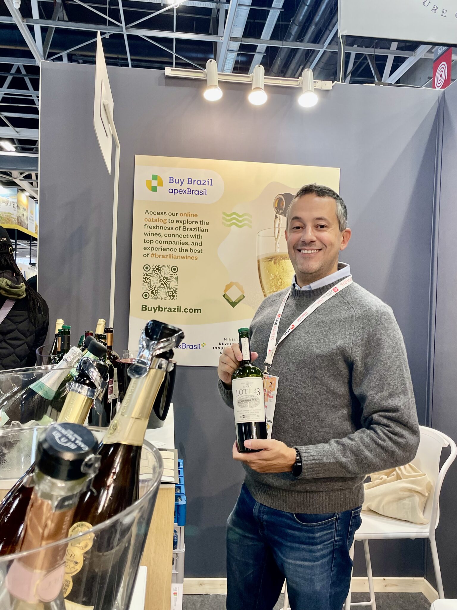 Lucio apresentando o ícono da Miolo - Lote 43 - Crédito: Waleska Schumacher - Wine Paris
