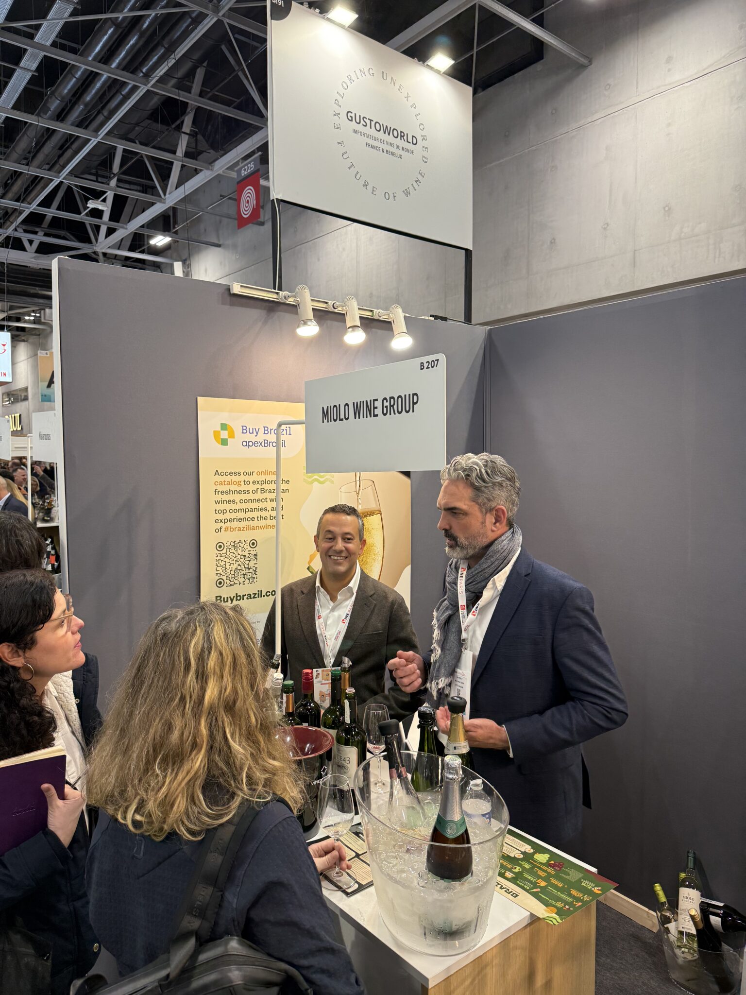 Lucio junto ao Embaixador de Marca para o Reino Unido - Crédito: Waleska Schumacher