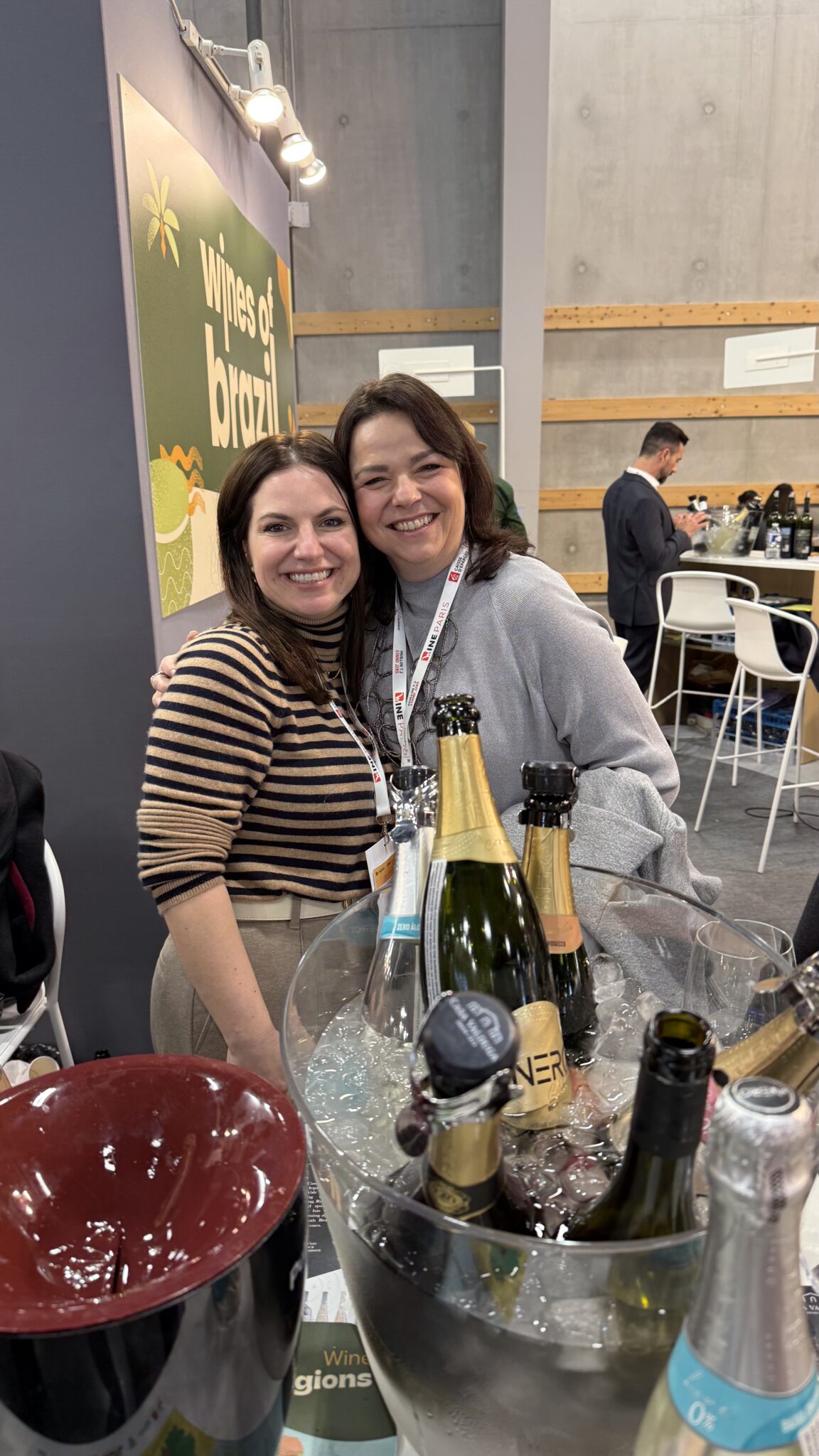 Luisa Valduag e Waleska Schumacher celebrando as amizades do mundo do vinho - Crédito: Waleska Schumacher - Wine Paris