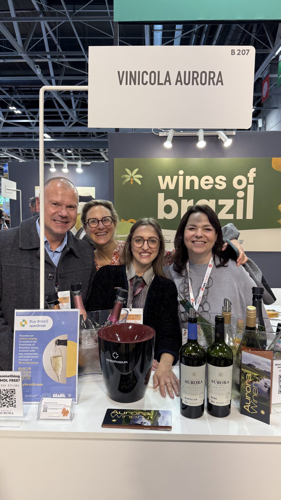Rodrigo Arpini Valerio e Giorogia Forest da Vinicola Aurora, Mathilde Pfiffer da Veni Vidi Vinum e Waleska Schumacher - Crédito: Waleska Schumacher - Wine Paris
