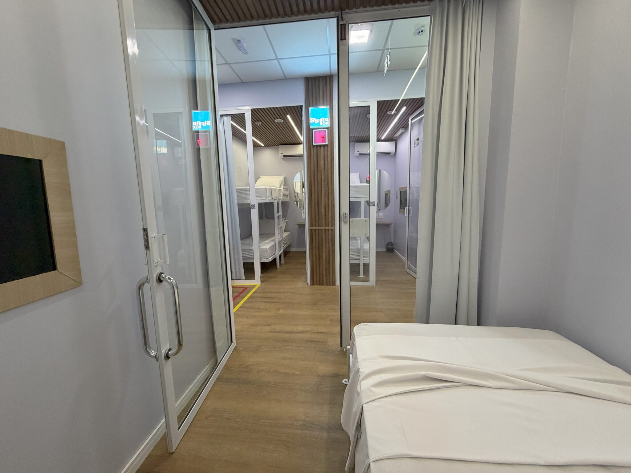 Cabines de descanso 24 horas reforçam a vocação do BH Airport para a hospitalidade e a experiência do passageiro. Crédito: divulgação